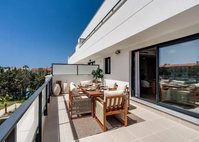 Апартаменты Luxury Apt. Aranya Pool And Parking *