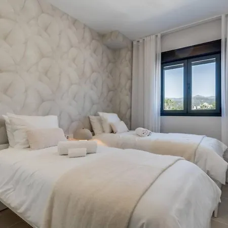 Luxury Apt. Aranya Pool And Parking * 埃斯特波纳