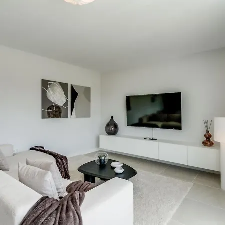 Luxury Apt. Aranya Pool And Parking 公寓 埃斯特波纳