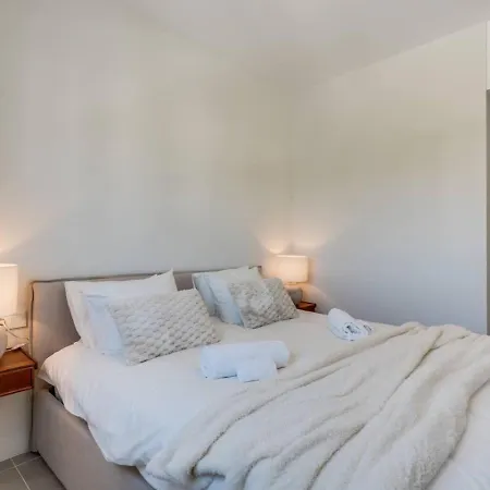 Luxury Apt. Aranya Pool And Parking 埃斯特波纳